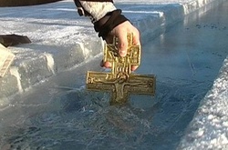 Как звезды празднуют Крещение: Руслана обтерлась снегом, а Пономарев искупался в ледяной воде