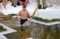 Суворе Водохреще: Гелетей з підлеглими пірнув в ополонку