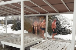 Ющенко разом з нардепами-радикалами поплескався у крижаній воді