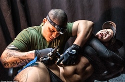 Клиенты тату-салонов: фотографии, из которых сочится боль