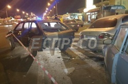 У столиці водій в'їхав у припарковані автівки: двоє постраждалих