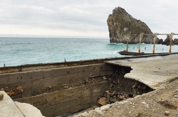 Дірки в асфальті, каміння та сміття. Як виглядають пляжі в окупованому Криму