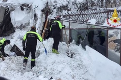 Рятувальники виявили 10 людей, що вижили під уламками готелю в Італії