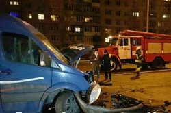 У Києві п'яний водій Porsche Cayenne протаранив мікроавтобус: є потерпілі