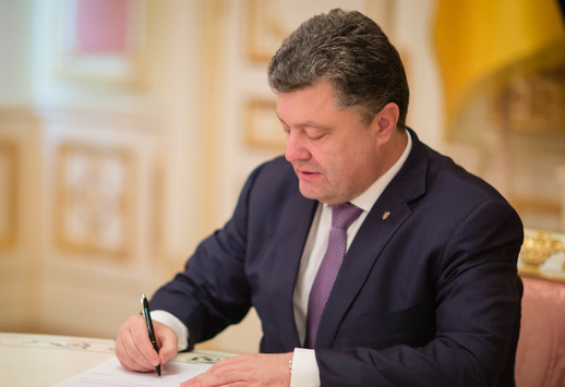 Порошенко звільнив послів України в чотирьох країнах