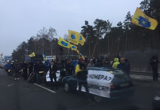 Автовласники з іноземними номерами блокують в’їзди до Києва та палять покришки 