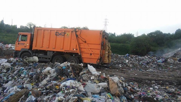 На Сумщині таємно розвантажили 15 вантажівок із львівським сміттям