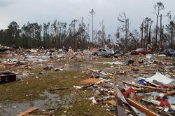 Жахливі наслідки потужного торнадо у США. Фотогалерея