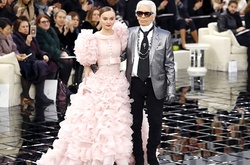 Лили-Роуз Депп, Белла Хадид и Кендалл Дженнер стали главными звездами показа Chanel Couture в Париже