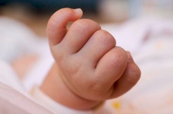 На Хмельниччині жінка залишила немовля помирати у сіннику