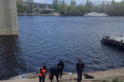 У Києві водолази дістали з Дніпра тіло чоловіка