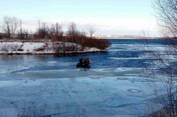 Понад 20 рибалок опинилися на відірваній крижині на Дніпрі