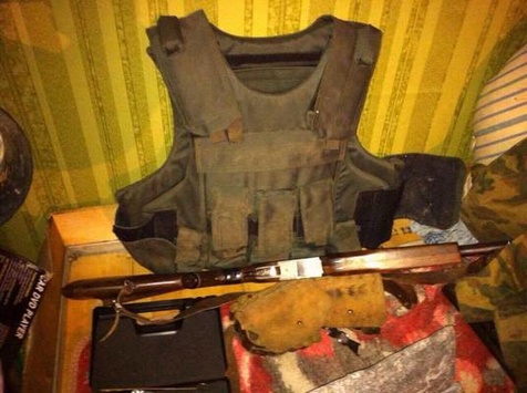 На Харківщині у екс-чиновника виявили арсенал зброї, гроші та військову форму РФ