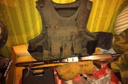 На Харківщині у екс-чиновника виявили арсенал зброї, гроші та військову форму РФ