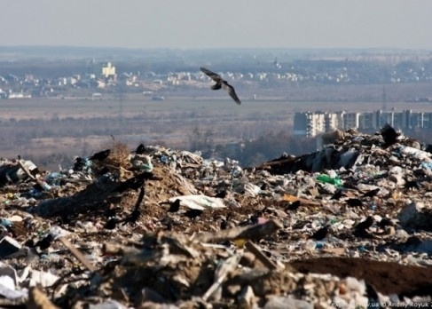 Сміттєвий колапс: на сміттєзвалищі під Львовом є загроза нового зсуву