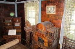 Инженер-механик построил дом, где все — из газет: и стены, и мебель, и даже занавески