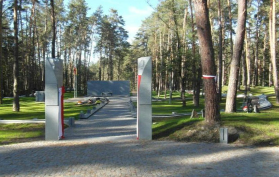 Вандали спаплюжили польський і український цвинтарі у Биківні