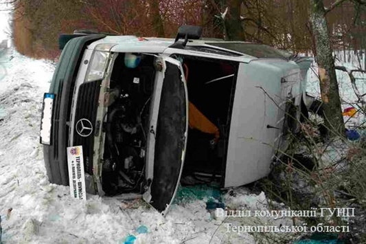 На Тернопільщині через ожеледь перекинувся мікроавтобус: постраждали 12 людей
