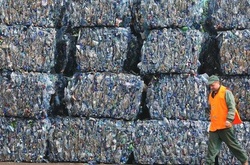 У Львові активісти перекрили дорогу через сміття