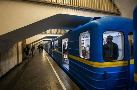 У київському метро чоловіки розгойдали вагон, щоб врятувати п'яного пасажира