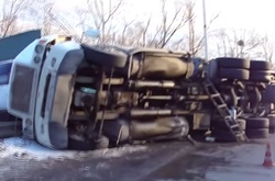 У Києві під час руху перевернулася вантажівка