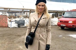 Памела Андерсон посетила лагерь беженцев во Франции