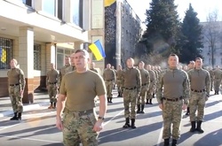 Гелетей в одній футболці з підлеглими на морозі віджимався
