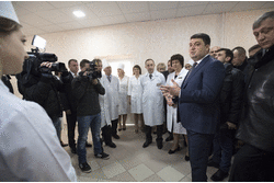 Гройсман на Хмельниччині пішов у лікарню розказати медикам про «колосальні кошти»