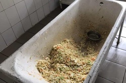 В Одесі ув’язнених годують салатом приготовленим у брудній ванні 