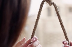 17-рiчна дiвчина на Прикарпатті повiсилася через сексуальне насильство батька