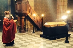 Прах Олександра Олеся та його дружини прибув в Україну (ОНОВЛЕНО)