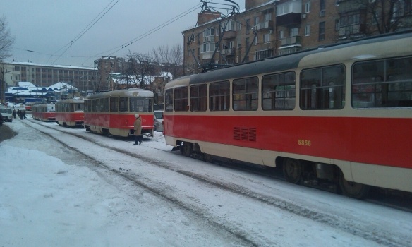 У Києві на Лук'янівці утворився затор з 16 трамваїв