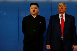 Неочікувана зустріч у Гонконзі. Як двійники Дональда Трампа та Кім Чен Ина містом гуляли