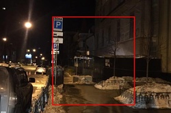 У центрі столиці прибрали рекламний щит, який заважав пішоходам