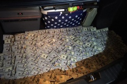   Грошові кошти, вилучені під час обшуку автівки 