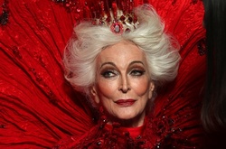 85-летняя модель эффектно закрыла кутюрный показ в Париже