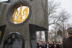 Покладання квітів до Пам’ятного Хреста на Аскольдовій могилі у Києві