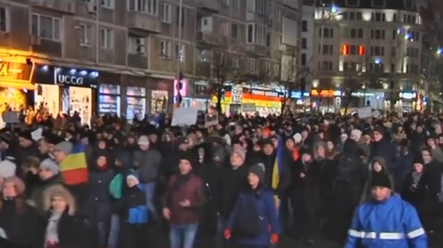 Румуни проти амністії корупціонерам: десятки тисяч людей вийшли на вулиці