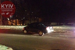 Розгніваний клієнт кинувся під колеса таксі