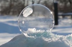 Как замерзает мыльный пузырь: появилось невероятное видео