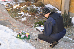 На Миколаївщині власнику ковбасного підприємства підкинули поминальний вінок та гранату