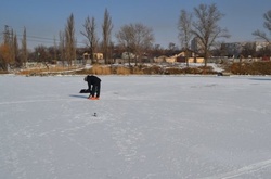 У Запоріжжі посеред Дніпра створили крижану карусель