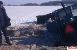 На Дніпропетровщині трактор пішов під воду під час спроби витягнути шкільний автобус