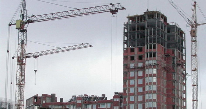 У Києві сталася трагедія: з балкона новобудови впав будівельник
