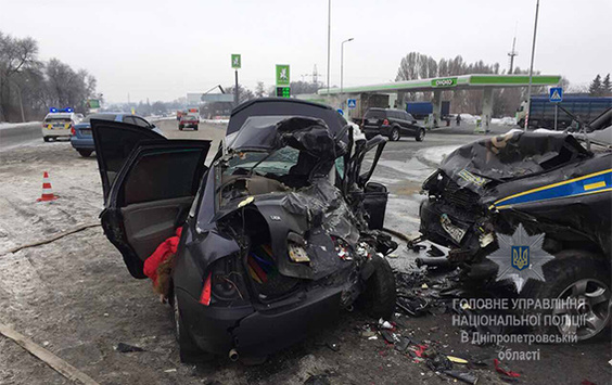 У Дніпрі легковик врізався в автівку охоронної фірми: загинуло троє людей