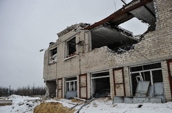 Зруйнована бойовиками будівля в Авдіївці