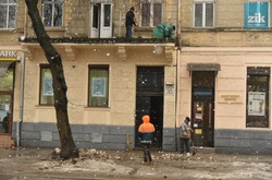У Львові обвалився балкон на тротуар, ніхто не постраждав