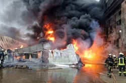 Масштабна пожежа на столичному Подолі: горіло складське приміщення (оновлено)