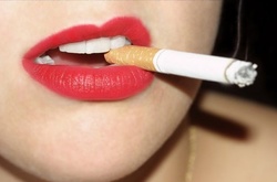 У РФ порушили справу за прикурювання сигарети від свічки в церкві