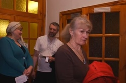 Кияни стають у чергу, щоб здати кров для поранених бійців АТО